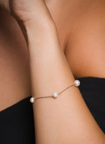 Load image into Gallery viewer, Pearl bracelet on a person's wrist
